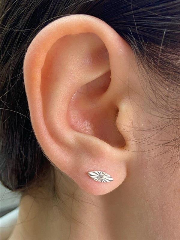 BRINCO OVAL COM TEXTURA