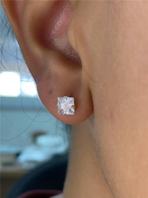 BRINCO PONTO LUZ QUADRADO CRISTAL 5MM