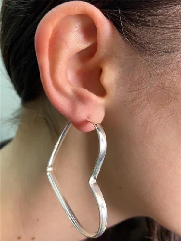 BRINCO CORAÇÃO FIO ACHATADO 4MM 5,3X4,5CM