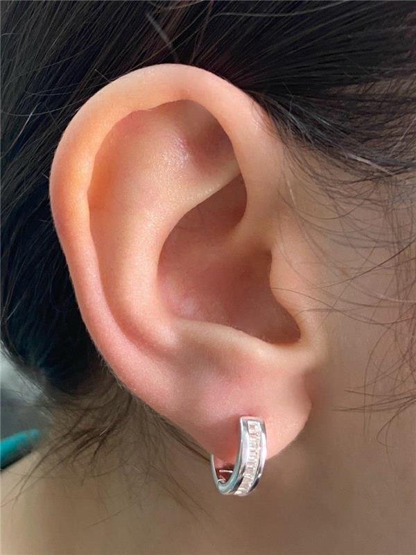 BRINCO ARGOLINHA COM NAVETE CRISTAL 