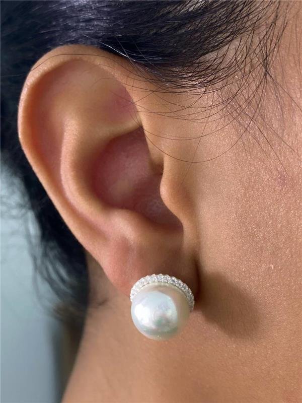 BRINCO PÉROLA SHELL BASE C/ZIRCÔNIA