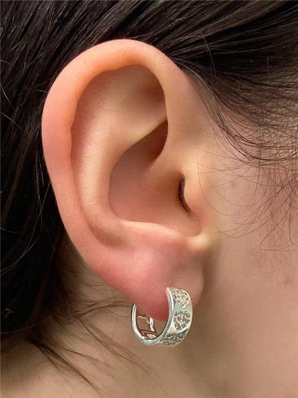 BRINCO ARGOLA DETALHE CORAÇÃO