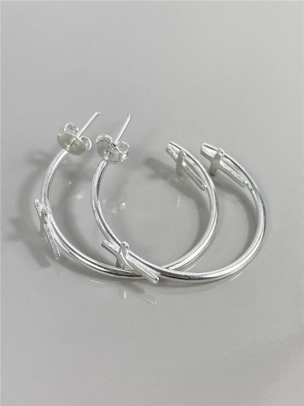 BRINCO ARGOLA DETALHE EM CRUZ 