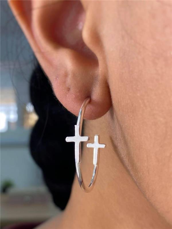 BRINCO ARGOLA DETALHE EM CRUZ 2,8CM