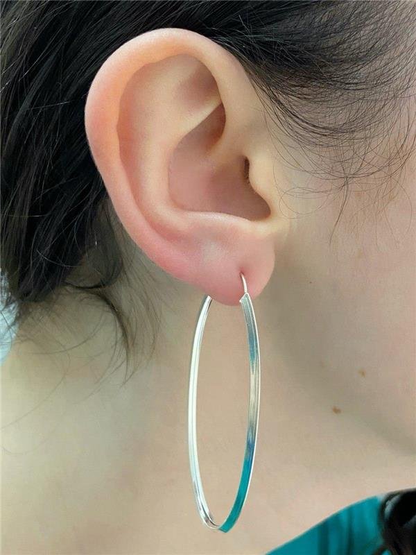 BRINCO ARGOLA OVAL FIO TRIÂNGULO