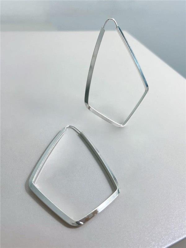 BRINCO ARGOLA LOSANGO FIO TRIÂNGULO