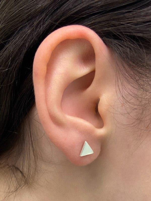 BRINCO TRIÂNGULO CHEIO LISO 