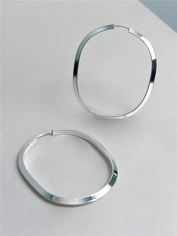 BRINCO ARGOLA OVAL FIO TRIÂNGULO 