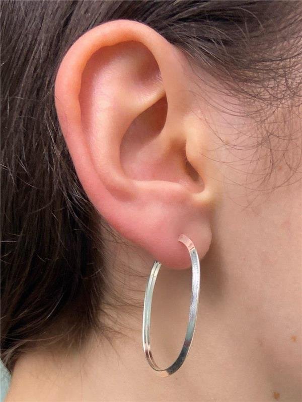 BRINCO ARGOLA OVAL FIO TRIÂNGULO 