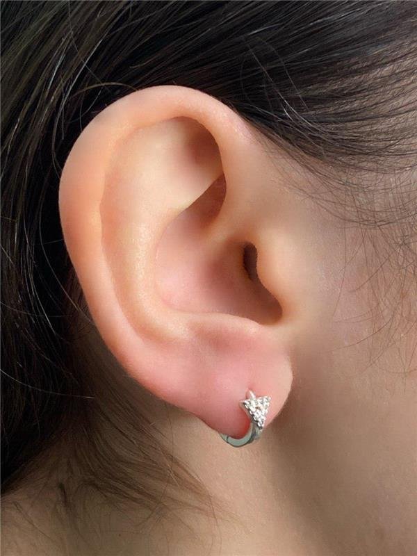 BRINCO ARGOLA TRIÂNGULO CRAVEJADO