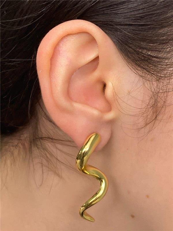 BRINCO LARGO COM FILETES CRAVEJADOS