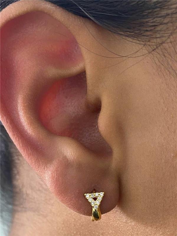 BRINCO ARGOLINHA TRIÂNGULO 8MM