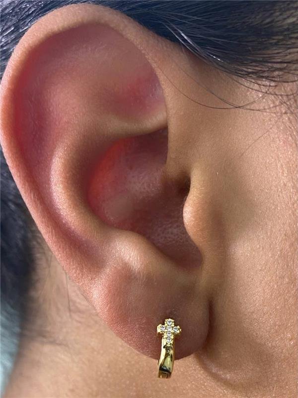 BRINCO ARGOLINHA COM CRUZ ZIRCÔNIA 1CM