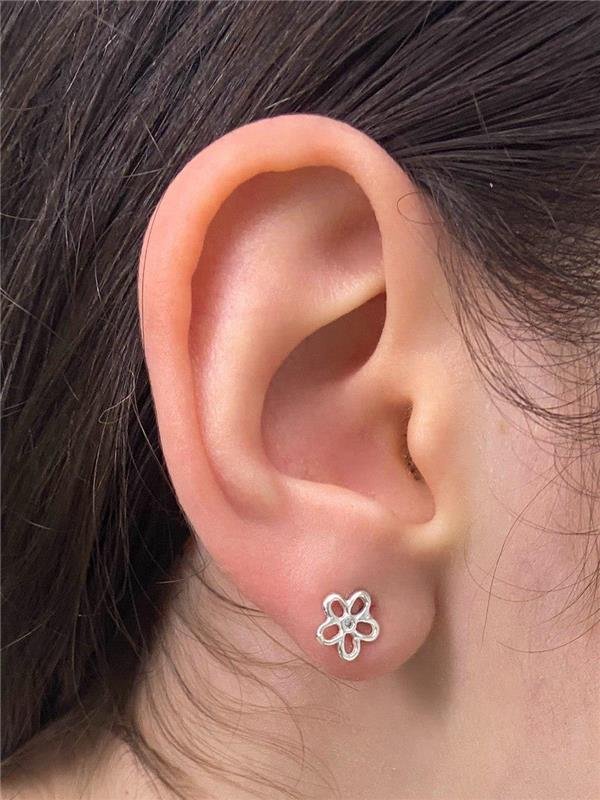 BRINCO FLORZINHA VAZADO COM ZIRCÔNIA CENTRAL