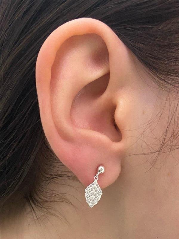 BRINCO INFANTIL PINGENTE FOLHA COM ZIRCÔNIA