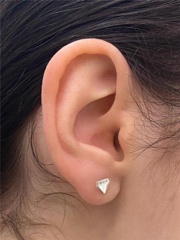 BRINCO INFANTIL MINI DIAMANTE LISO E ZIRCÔNIA