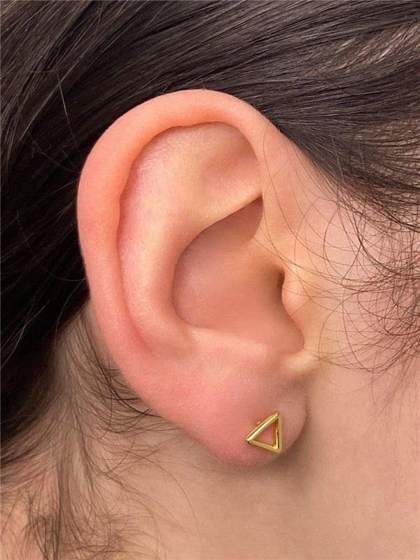 BRINCO TRIÂNGULO VAZADO 6MM