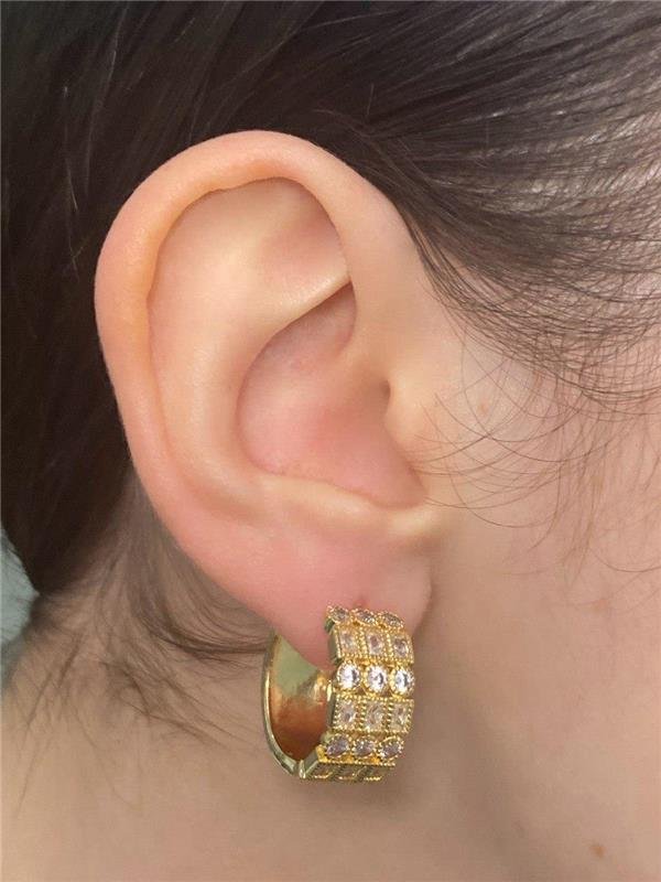 BRINCO ARGOLA LARGA GEOMÉTRICO COM ZIRCÔNIA