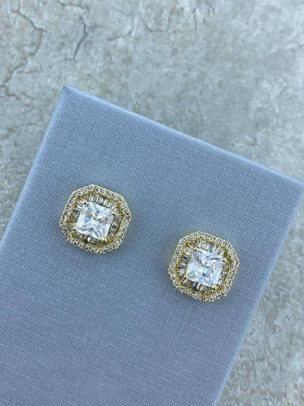 BRINCO QUADRADO COM ZIRCÔNIA