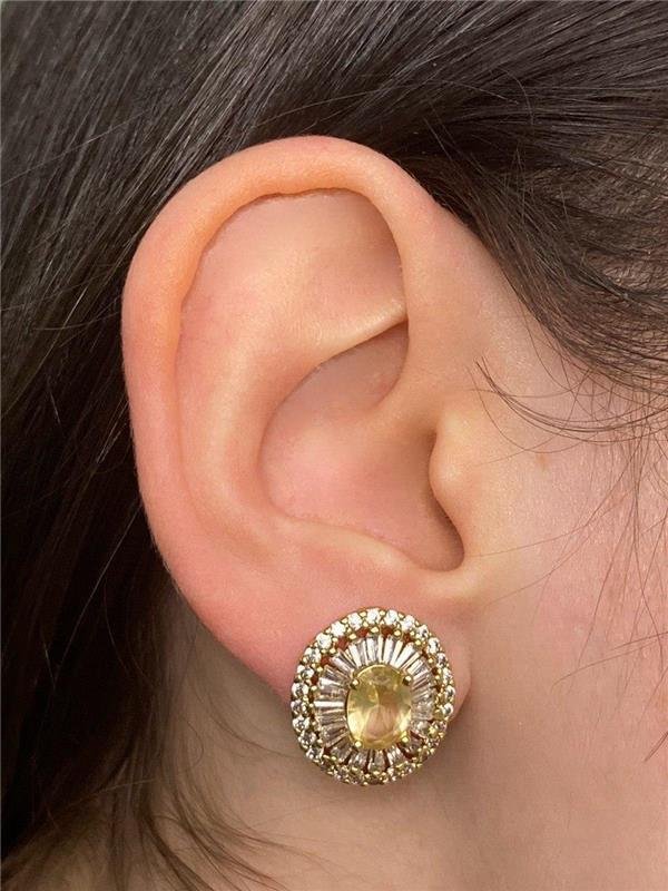 BRINCO OVAL CRAVEJADO COM ZIRCÔNIA E NAVETE