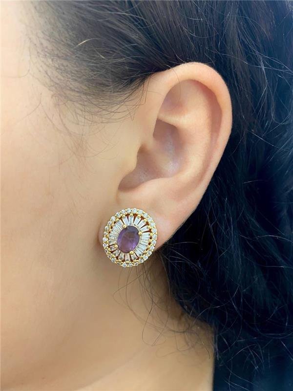 BRINCO OVAL CRAVEJADO COM ZIRCÔNIA E NAVETE