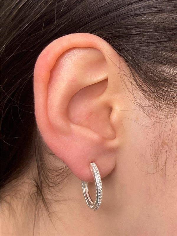 BRINCO ARGOLA C/DETALHE CORAÇÃO E ZIRCÔNIA