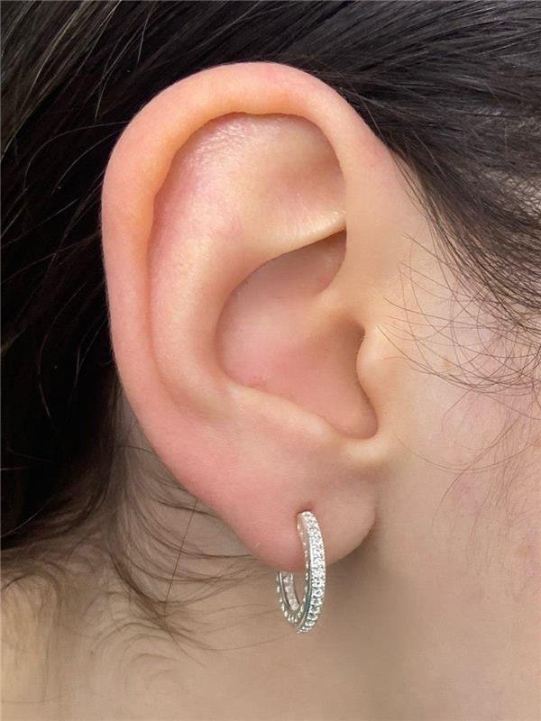 BRINCO ARGOLA C/DETALHE CORAÇÃO E ZIRCÔNIA