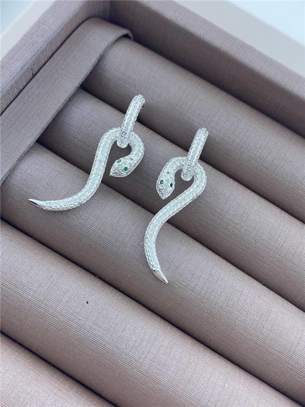 BRINCO MEIA ARGOLA C/PINGENTE SERPENTE CRAVEJADA