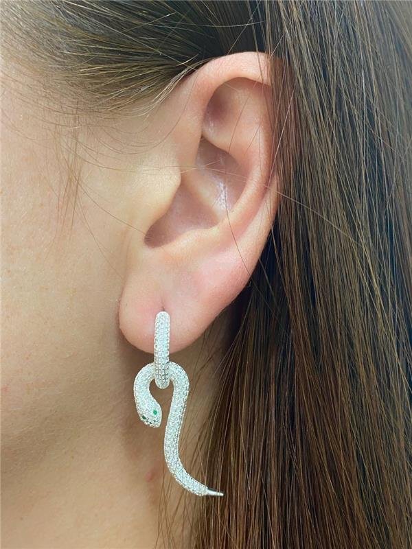 BRINCO MEIA ARGOLA C/PINGENTE SERPENTE CRAVEJADA