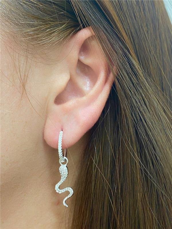 BRINCO ARGOLA C/PINGENTE SERPENTE CRAVEJADO