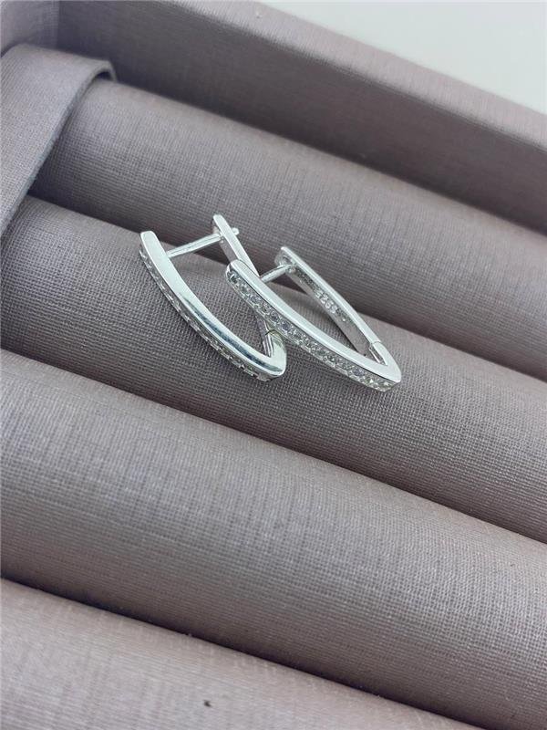 BRINCO EM V COM ZIRCÔNIA