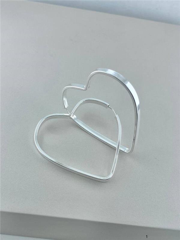 BRINCO ARGOLA CORAÇÃO FIO QUADRADO