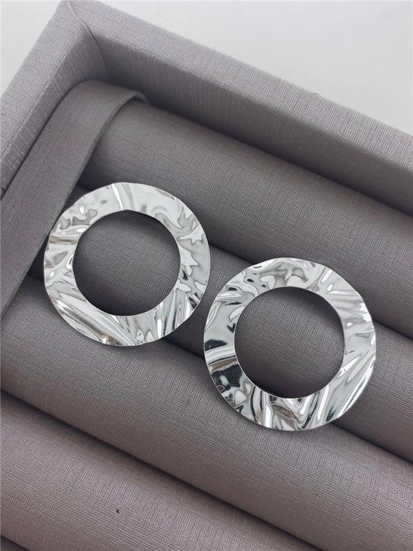 BRINCO CÍRCULO VAZADO ORGÂNICO