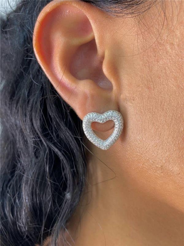 BRINCO CORAÇÃO VAZADO CRAVEJADO