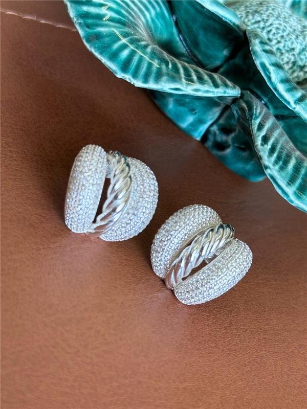 BRINCO MEIA ARGOLA ABAOLADA CRAVEJADA