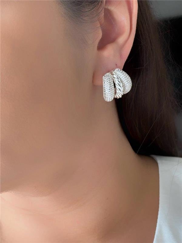 BRINCO MEIA ARGOLA ABAOLADA CRAVEJADA