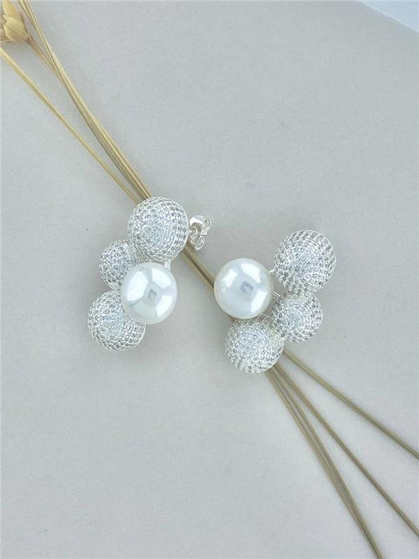 BRINCO MEIA BOLA CRAVEJADA/PÉROLA