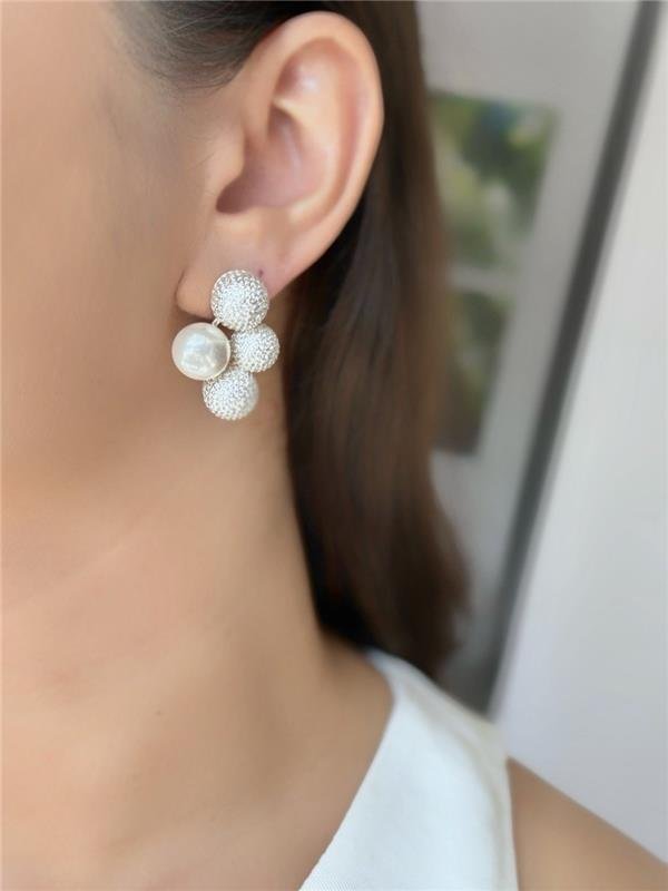 BRINCO MEIA BOLA CRAVEJADA/PÉROLA