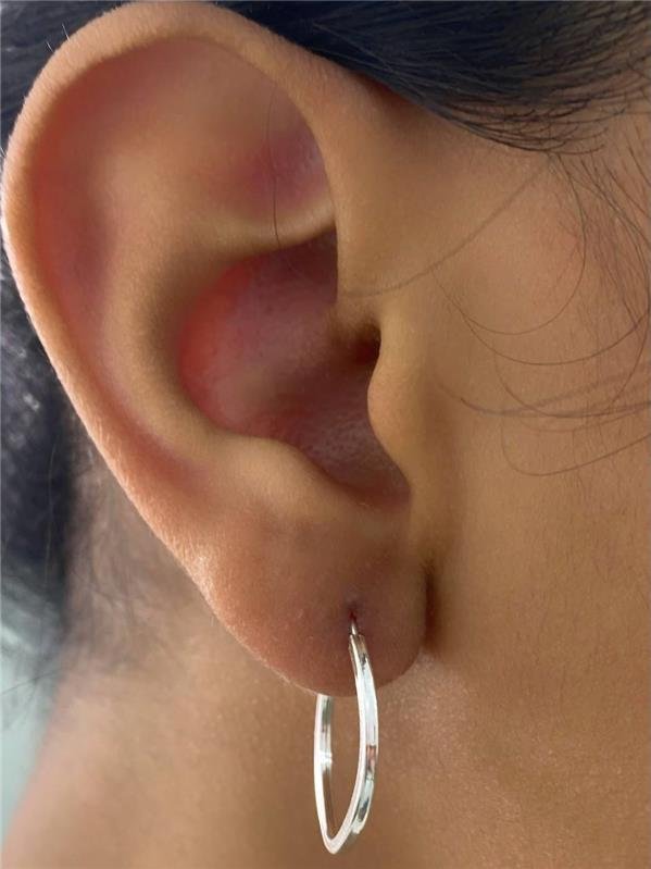 BRINCO OVAL FIO QUADRADO