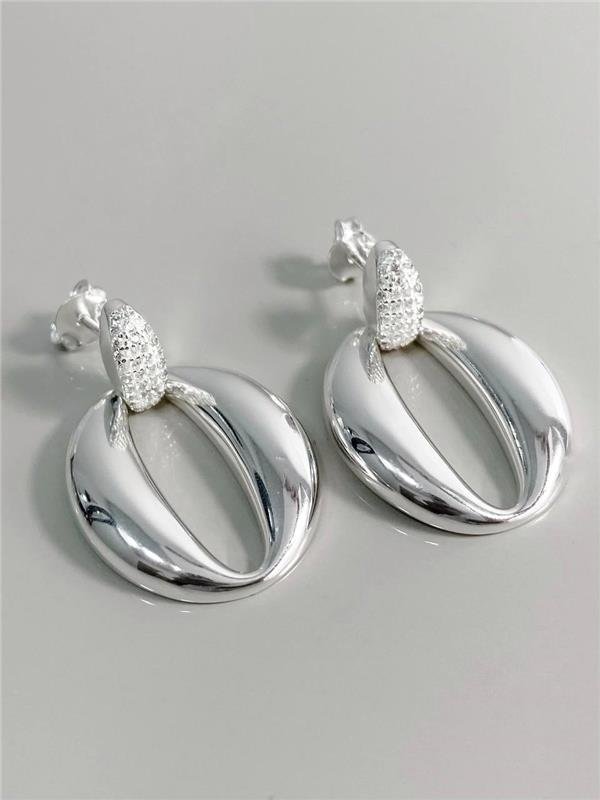 BRINCO PINGENTE OVAL LISO VAZADO C/DETALHE ZIRCÔNIA