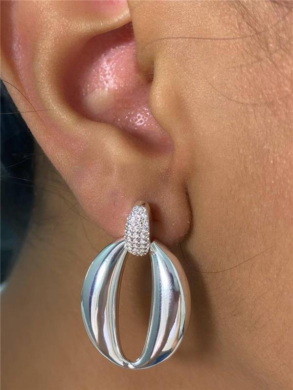 BRINCO PINGENTE OVAL LISO VAZADO C/DETALHE ZIRCÔNIA