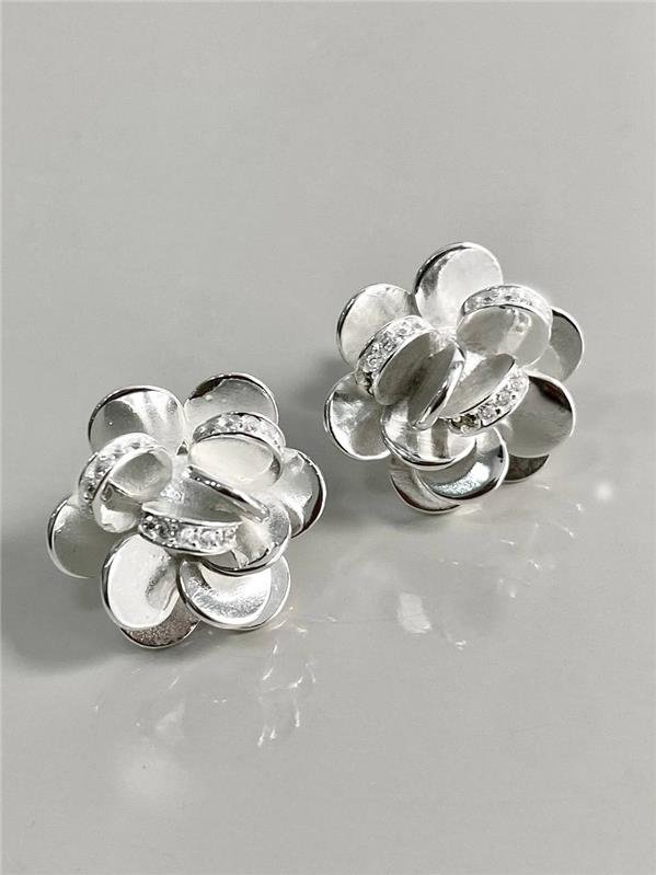 BRINCO FLOR CAMÉLIA C/DETALHE EM ZIRCÔNIA