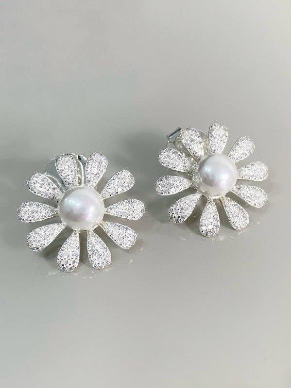 BRINCO FLOR CRAVEJADA C/PÉROLA