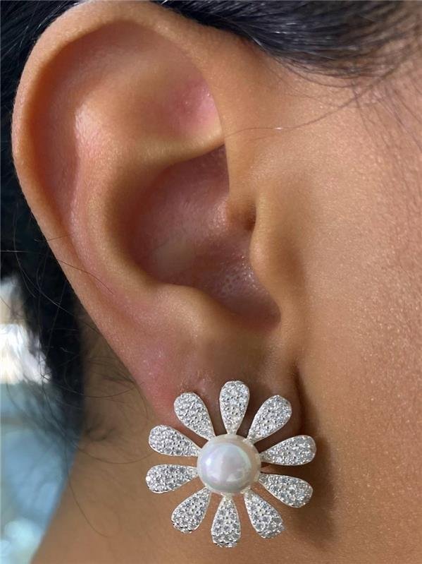 BRINCO FLOR CRAVEJADA C/PÉROLA