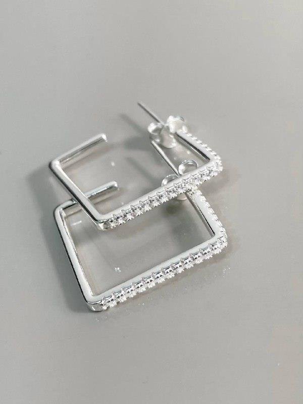 BRINCO FIO QUADRADO CRAVEJADO