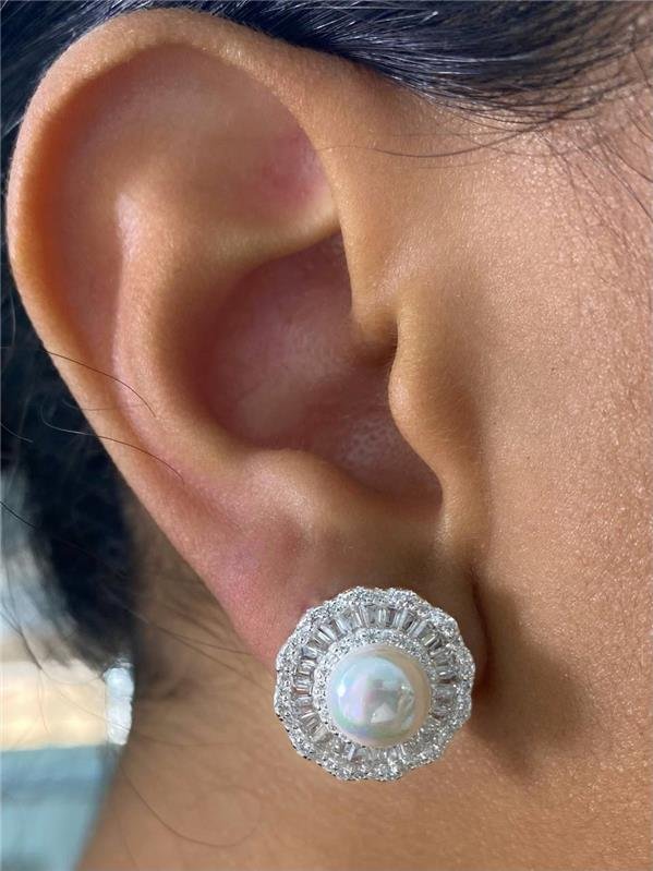 BRINCO FLOR C/PÉROLA E ZIRCÔNIA