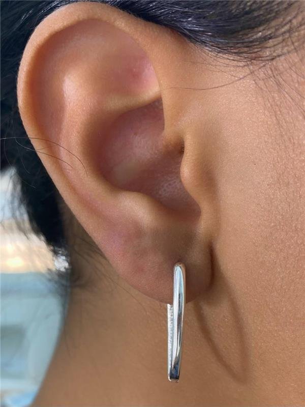 BRINCO EM V C/DETALHE ZIRCÔNIA