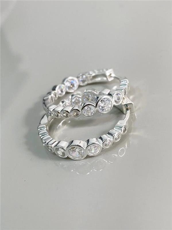 BRINCO ARGOLA C/DETALHE REDONDO ZIRCÔNIA