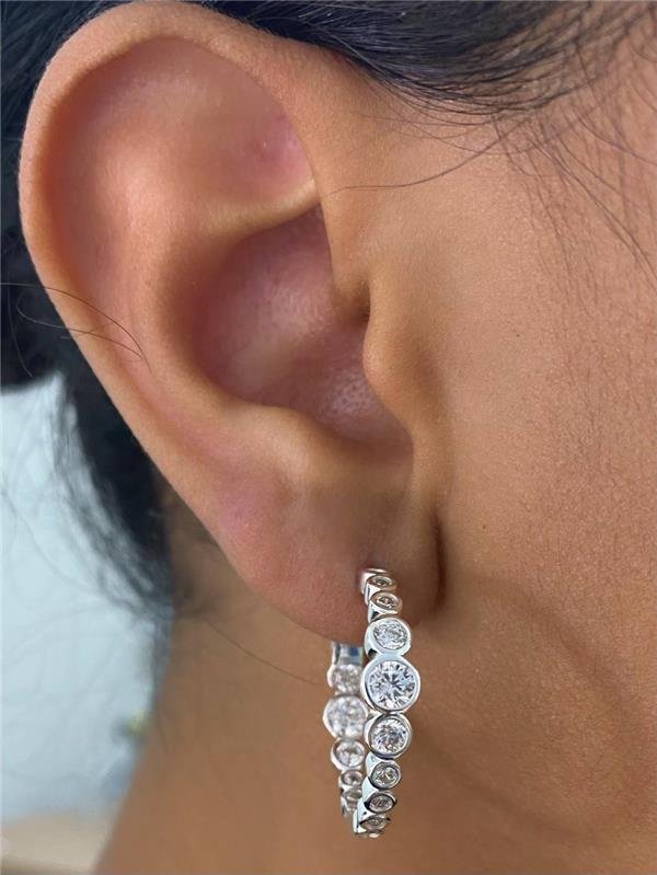 BRINCO ARGOLA C/DETALHE REDONDO ZIRCÔNIA