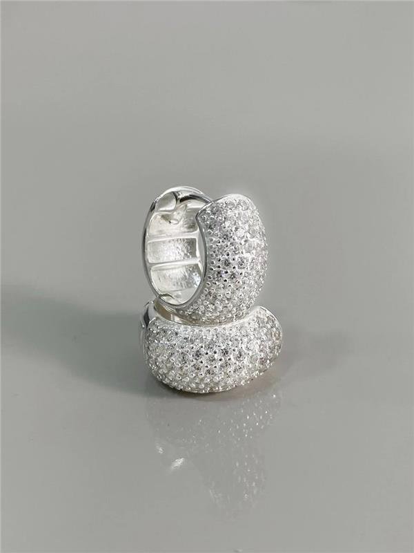 BRINCO ARGOLA ABAULADA CRAVEJADA